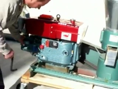 Młyn do peletowania paszy dla zwierząt z silnikiem wysokoprężnym do produkcji pelletu paszowego dla drobiu