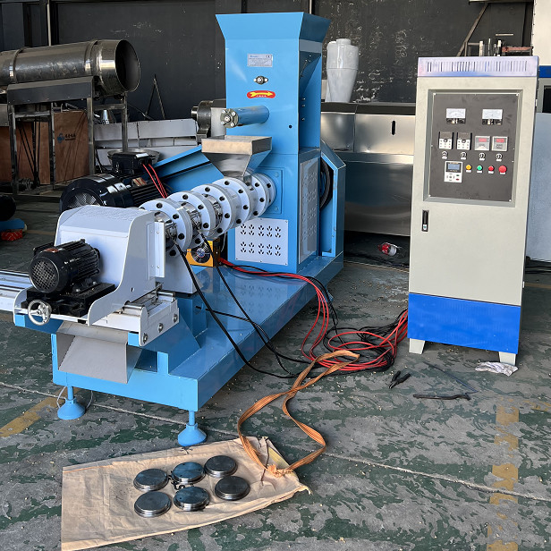 Automatyczna maszyna do wytwarzania peletów paszowych dla ryb o wadze 600-700 kg / DGP120 Pet Dog Cat Food Pellet Extruder
